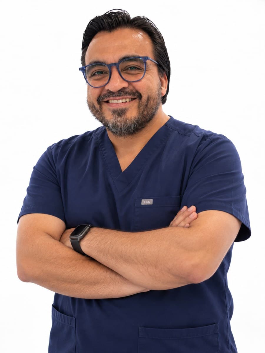 Dr. Cipriano Velázquez Luna, cirujano de Endogyn Center, retrato de estudio